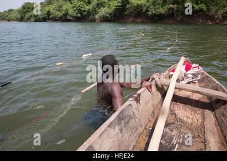 Bávaro village, Guinea, 1 Maggio 2015: i pescatori si spostano fuori nell'acqua profonda. Questo tempo è normalmente buono per la pesca perché il livello del fiume è basso. Foto Stock