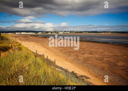 La spiaggia lungo Dawlish Warren guardando verso Exmouth, Devon, Inghilterra, Regno Unito. Foto Stock