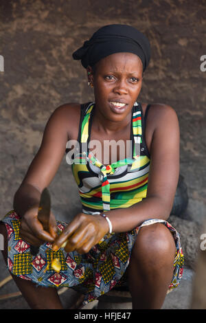 Bávaro village, Guinea, 1 Maggio 2015: la moglie del contadino e guaritore tradizionale Layeba Kourouma, cottura. Essi hanno due figli. Foto Stock