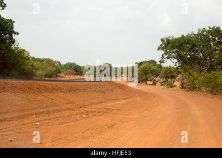 Bávaro, Guinea, 1 Maggio 2015: una nuova strada in costruzione per il paese che è al di sopra del livello proposto della diga Fomi. Foto Stock