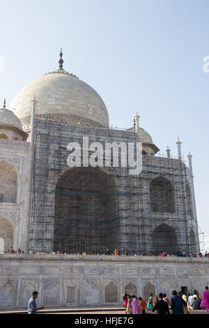 Patrimonio UNESCO monumento Taj Mahal ad Agra . È in fase di ristrutturazione con le riparazioni per il minareto Foto Stock