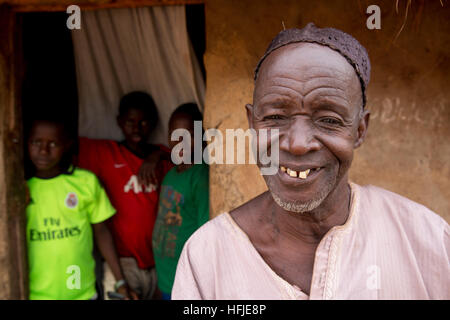 Gbderedou Baranama, Guinea, 2° maggio 2015; Fabbro Namory Camara, 80, 2 mogli, 12 bambini, fuori di casa sua. Foto Stock