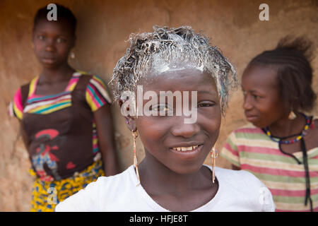 Gbderedou Baranama, Guinea, 2° maggio 2015; Dalo, grand-figlia del fabbro Namory Camara, 80. Foto Stock