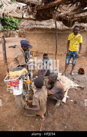 Gbderedou Baranama, Guinea, 2° maggio 2015;.giovani apprendisti la riparazione di una motocicletta. Foto Stock