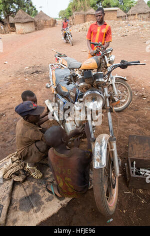 Gbderedou Baranama, Guinea, 2° maggio 2015;.giovani apprendisti la riparazione di una motocicletta. Foto Stock