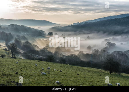 Inversione di cloud in Hope Valley, Derbyshire. Foto Stock