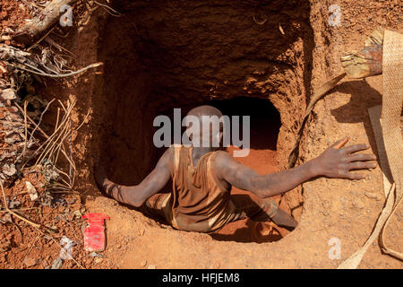 Sanana miniera, Guinea, 2° maggio 2015; Mamady Conde, 11 inserendo Famoroba Camara è mio. Mamady è in vacanza da scuola coranica. Foto Stock