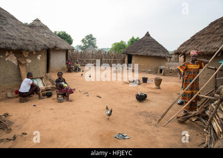 Villaggio Koumban, Guinea, 2° maggio 2015; la vita quotidiana nelle prime ore del mattino in un composto con parecchie mogli. Foto Stock