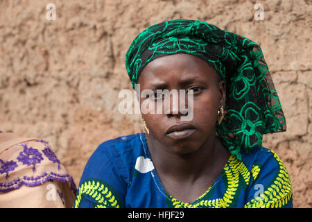 Villaggio Koumban, Guinea, 2° maggio 2015; Sona Sacko, 75 e sua figlia Tenein Doumbouya, 35, sono il burro di karité venditori. Foto Stock