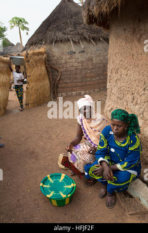 Villaggio Koumban, Guinea, 2° maggio 2015; Sona Sacko, 75 e sua figlia Tenein Doumbouya, 35, sono il burro di karité venditori. Foto Stock