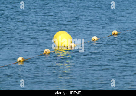 Mare bobbing boa per la sicurezza del trasporto marittimo . Foto Stock