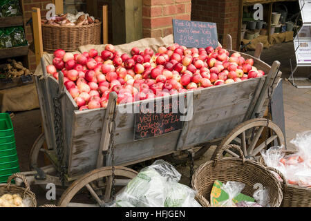 Coltivate localmente le mele in inglese per la vendita in vecchio stile in legno carrello apple, Farm Shop, Doddington, Lincolnshire, Inghilterra, Regno Unito. Foto Stock