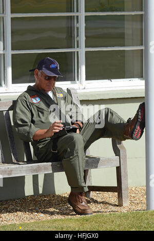 Brian Smith è un pilota che vola con la Fighter Collection e Old Flying Machine Company a Duxford. Qui la pianificazione di volo Foto Stock