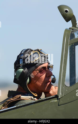 Brian Smith è un pilota che vola con la Fighter Collection e Old Flying Machine Company a Duxford. Qui in Spitfire MH434 Foto Stock