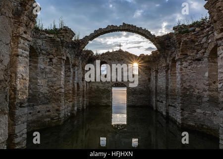 La chiesa affondata in dam Zhrebchevo, Bulgaria Foto Stock