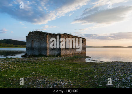 La chiesa affondata in dam Zhrebchevo, Bulgaria Foto Stock