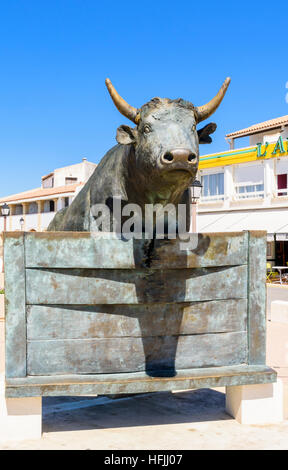 Bull scultura a Saintes-Maries-de-la-Mer, Bouches-du-Rhône, Francia Foto Stock