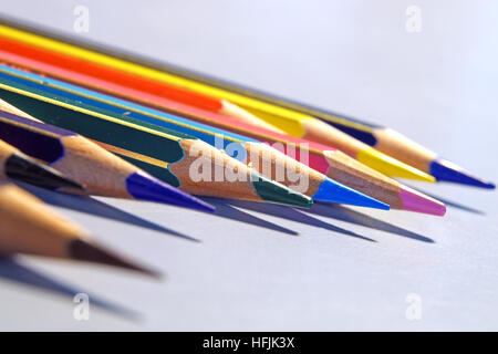 La colorazione di un pastello matite isolati su sfondo bianco Foto Stock