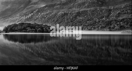 In bianco e nero eccezionali Autunno Autunno immagine orizzontale di Crummock acqua a sunrise nel Lake District Inghilterra Foto Stock