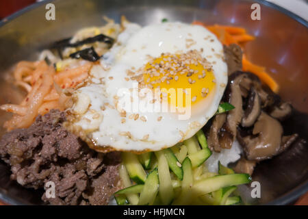 Bibimbap coreano riso misto sauté di verdure uovo fritto carne tagliata a fettine Foto Stock