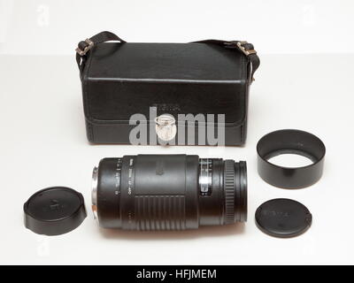 Sigma 75-300 mm teleobiettivo con zoom ideale per film SLR Fotocamera, custodia, cappa e cappucci lente. Canon EOS raccordo dal 1990s. Foto Stock