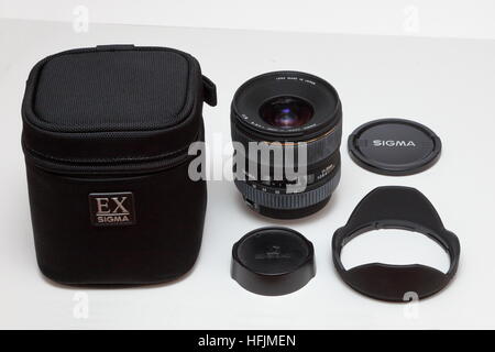 Sigma 17-35mm zoom grandangolare obiettivo per reflex digitale / fotocamere DSLR, custodia, cappa e cappucci lente. Canon EOS raccordo dal 1990s. Foto Stock