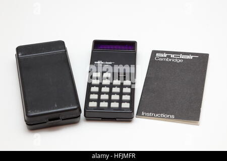 Sinclair Cambridge calcolatrice elettronica con custodia rigida e libretto di istruzioni da anni settanta Foto Stock