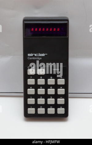 Sinclair Cambridge calcolatore elettronico che mostra i numeri illuminati al segmento di tutti "8" Foto Stock