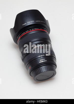 L'onnipresente Canon 24-105mm f/4L USM mid range obiettivo zoom per reflex digitale / fotocamere reflex digitali. Canon EOS raccordo da circa 2005 Foto Stock