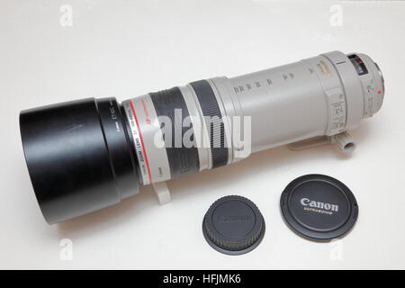 Canon EF 100-400mm Potente teleobiettivo con zoom esteso con il cofano e cappucci lente per full frame fotocamere DSLR - da circa 1998 Foto Stock