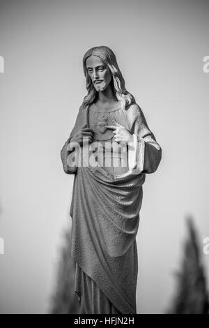 Memorial, cimitero, dettagli di croci e tombe con sculture di Gesù Cristo e gli angeli in Spagna Foto Stock