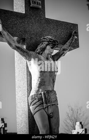 Memorial, cimitero, dettagli di croci e tombe con sculture di Gesù Cristo e gli angeli in Spagna Foto Stock