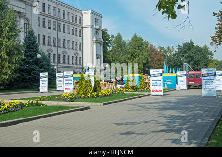 Dnepropetrovsk, Ucraina - 05 Ottobre 2015: Costruzione della barricata vicino al palazzo del Dnepropetrovsk amministrazione regionale Foto Stock