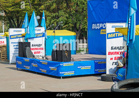 Dnepropetrovsk, Ucraina - 05 Ottobre 2015: i tecnici preparare le attrezzature audio per i manifestanti Foto Stock