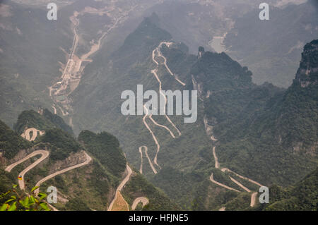 Il lungo e tortuoso 99 giro andando su strada fino al vertice di Tianmen Shan nella città di Zhangjiajie nella provincia del Hunan in Cina. Foto Stock