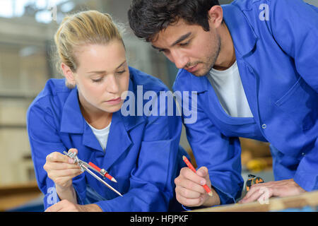 Lavoratori nel laboratorio di falegnameria Foto Stock