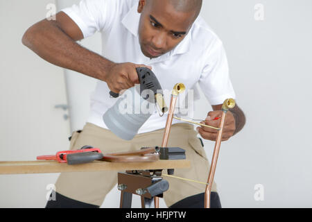 Saldatore sul lavoro Foto Stock