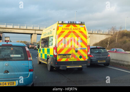 Ambulanza guidando attraverso occupato il traffico Autostrada - A1 in direzione nord, England, Regno Unito Foto Stock