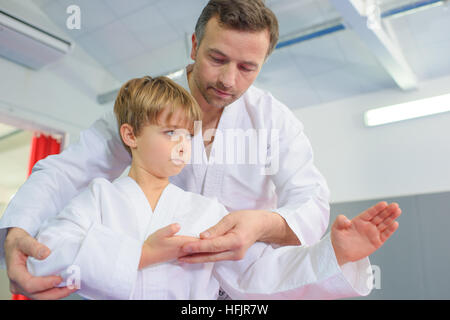 Little Boy in una lezione di karate Foto Stock