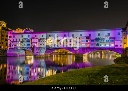 Firenze, Toscana. Il famoso Ponte Vecchio illuminato dalla magia di luci e colori della manifestazione "Firenze Light Festival' Foto Stock