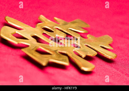Un intaglio dorato di cinesi doppio carattere di felicità sul rosso, per matrimonio. Foto Stock