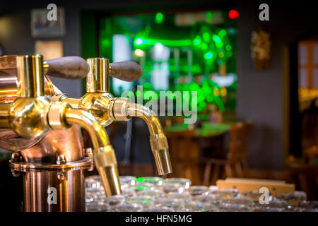 Golden chrome progetto tap in un bar Foto Stock