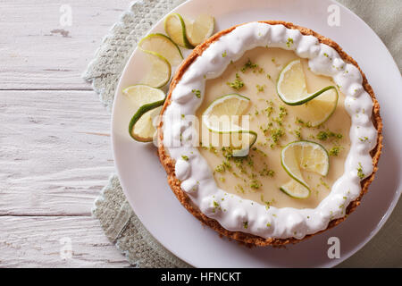 Key Lime pie con panna montata vicino sul tavolo. vista orizzontale dal di sopra Foto Stock