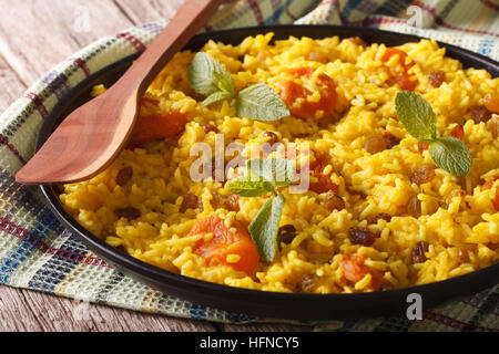 Dolce pilaf con zafferano e frutta secca chiudere in su su una piastra orizzontale. Foto Stock