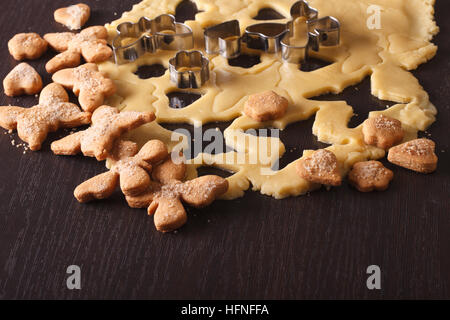 La cottura di dolci biscotti a forma di farfalle vicino sul tavolo orizzontale. Foto Stock