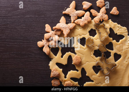 Per la cottura dei cookie figura in forma di farfalle vicino sul tavolo. vista orizzontale dal di sopra Foto Stock