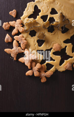 Per la cottura dei cookie figura in forma di farfalle vicino sul tavolo. verticale vista superiore Foto Stock