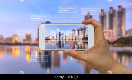 Dispositivo intelligente che mostra la realtà aumentata o AR app sullo schermo. Foto Stock