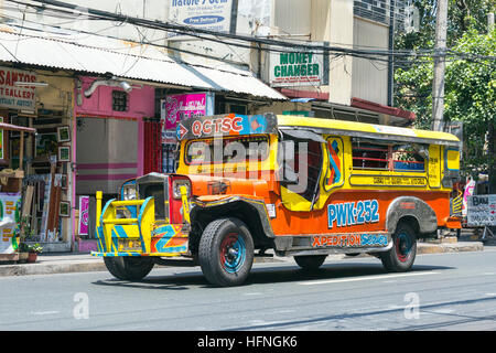 Servizio in Jeepney sulla strada nel centro della città di Manila, Filippine Foto Stock