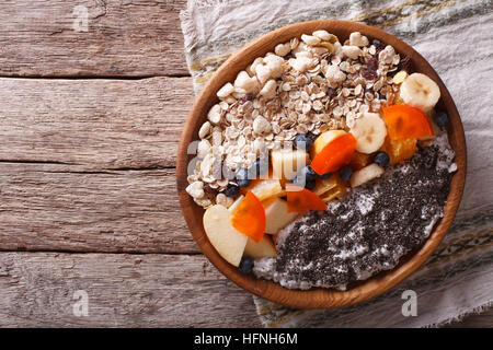 Cibo sano: fiocchi d'avena con frutta e semi di chia su una piastra orizzontale di vista da sopra Foto Stock